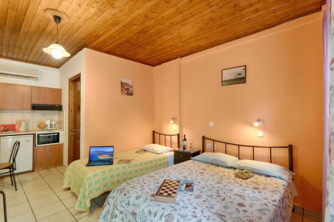 Ágios Matthaíos Christinas Apartments מראה חיצוני תמונה